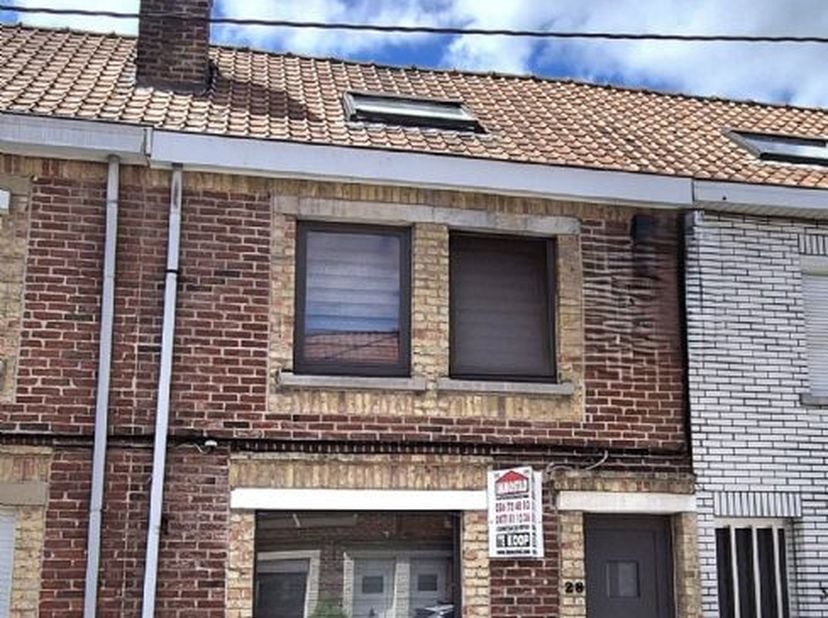 Nabij het centrum van Menen vindt U deze instapklare rijwoning, omvattende o.a. op het GELIJKVLOERS: Inkomhal Gastentoilet Ruime leefruimte Keuken met